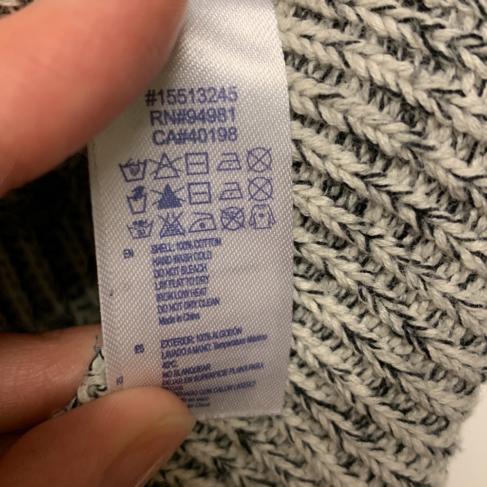 ⭐️SALE!⭐️ Forever 21 Grey Sweater - Picture 3 of 4